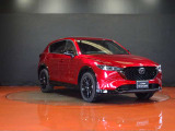 力強さと気品を高次元で融合させたCX-5のフロントマスク。シャープなヘッドランプと躍動感あふれるグリルデザインが、洗練された表情を創出します。走る歓びと上質な走りを予感させる力強い佇まいです。
