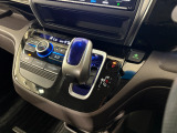 ハイブリッド車特有の小型セレクトノブは軽いタッチでスマートに操作できますよ。