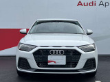 シングルフレームグリルはAudiの象徴的なデザイン要素であり、一目でAudiとわかるスタイル、大きくて迫力のある形状が車のスポーティな印象を強調しており、魅力的なデザインとなっています。