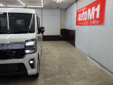 当店では専任のメカニックが大切なお客様のお車を一台一台丁寧に整備いたします。自社認証工場にてリフトアップし下回りまでキッチリ検査いたします。