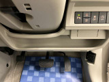 【運転席アンダートレー】タオル等置くのに便利