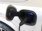 専用コードを接続するだけで簡単に充電が行えます。走行中の充電のほか、自宅などに設置された充電機器からの充電が可能です。
