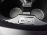 ドリンクホルダーが横並びになっており、運転席と助手席それぞれで飲み物を置けて便利です。