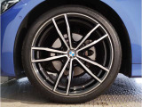 BMW純正アルミホイールです。納車時にはアルミホイールコーティングも承っております!是非ご検討下さいませ。