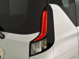急ブレーキを後続車にお知らせするエマージェンシーストップシグナル機能付きLEDリヤコンビネーションランプ(LEDストップランプ)