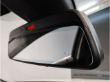 BMWではルームミラーの裏側にETCの車載器が内蔵されており、別途で車載器の購入必要なしで非常にスマート。皆様が驚かれるポイントのでもあります