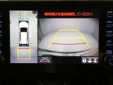 パノラミックビューモニターを装備。駐車場や交差点でクルマを真上から見るように周囲を確認できます。機能の詳細は販売店スタッフまでおたずねください。