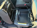 助手席シートアンダーボックスは、運転用の替え靴や、車内に常備したいこども用品、着がえた服などを収納できます。不安定な形の荷物も走行中転がらなくて助かります。