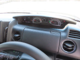 【運転席アッパーボックス】パッと取り出しやすい位置にあるボックスなので、お財布などの小物から本などの小冊子、駐車券など、よく使うものの収納に便利です。