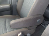 運転席にはひじ掛け付き