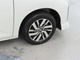 装着タイヤサイズは、165/65R14です。純正アルミホイールを装着しております。