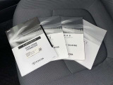 メンテナンスノート、取扱説明書ですね。 車の情報が凝縮されています。 車の整備記録が記載されている大事な物ですよ。
