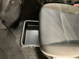 グローブボックスには車検証や取扱説明書を入れていても余裕のある広さです