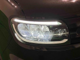 対象物が見やすく白く明るい光で夜間走行をサポートするフルLEDヘッドランプ(サイドビューランプ、クリアランスランプ、マニュアルレベリング機能付き)を装備