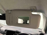 ちょっとした身だしなみチェックができるバニティミラー(運転席・助手席)&チケットホルダー(運転席)付きサンバイザー。