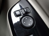 【電動格納ドアミラー】狭い駐車場で便利な電動格納ドアミラーが付いています。