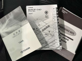 メンテナンスノート、取扱説明書です。 その車の整備記録が事細やかに記録されています。 車が生まれてから今までどのような道を歩んできたのか判るとても重要な物ですよ。