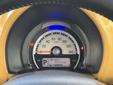 速度計とディスプレイがまとまり、走行に必要な情報を運転席から確認しやすい配置です。燃料計やシフト位置、積算距離なども表示され、日々の運転時に役立ちます。