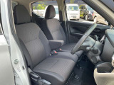 運転席はひじ掛けが付いてリラックスして運転ができます