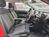 心地よさも、この一台の魅力。デザインだけでなく、座り心地にもこだわった運転席シート。長時間の運転でも疲れにくく、快適なドライブをお楽しみいただけます。