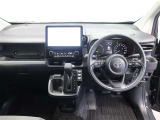 運転席は見晴らしが良く、運転しやすいレイアウトになっています。