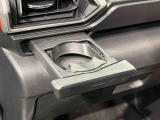 プッシュ式オートオープンカップホルダーが助手席にも装備