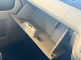 【グローブボックス】ティッシュや車検証入れに。