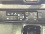 【オートエアコン】一度お好みの温度に設定すれば、車内の温度を検知し風量や温度を自動で調整。暑い&hellip;寒い&hellip;と何度もスイッチ操作をする必要はありません。快適な車内空間には必須の機能ですね♪