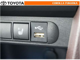 ポータブルオーディオなどの機器を接続して、車両のスピーカーで聞くことができます。