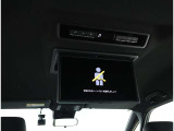 後席モニター装備:セカンドシート・サードシートにご乗車の方は、ドライブ中も天井部についているモニターでTV・DVD等をお楽しみ下さい♪♪使用しない時は、画面を天井部分に格納できます!