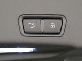電動トランクリッド付きです。挟み込み防止機能付きです。
