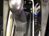 操作しやすいATシフトです。シフトチェンジを気にしなくてよいので運転だけに集中できますね。自然と手に届くところにある、手になじむ形状のシフトノブがいいですね。