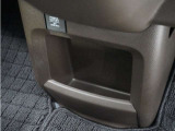 ◆センターロアボックス◆インパネ中央の下部には、ごみ箱としても使用する事ができるセンターロアボックスを装備しております。