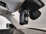 【ETC機能付防眩ミラー】BMWのルームミラーは、ETCと一体型でございます。ミラーは防眩機能付きですので、後方車両のヘッドライトの明かりをカット致します。