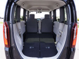 【多彩なシートアレンジ】リアシートを倒すとさらに広々です。沢山の荷物を載せることが可能です。お近くのホンダカーズ総社までお越しください。