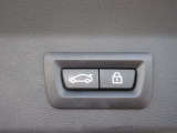 電動リアゲート装備です。バンパー下でのキックスイッチも装備されております。