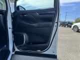 運転席ドアの内張です!使用感が少なくきれいな状態です!ドリンクホルダーや収納も備わっています!