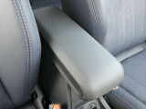 運転席と助手席の間には、アームレストが装備されています!