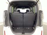 開口部も広く荷物の積み下ろしもしやすいお車となっております。シートの背もたれは5:5の割合で背もたれを可倒でき、前後のシートスライドもできるので荷室をひろげることができます。