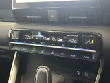 オートエアコンは温度を設定するだけで、自動で風量などを設定してくれます。運転しながら操作も必要ないので、安全性も向上します。