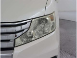HIDランプ車 白く照らされるのが特徴です。明るいだけでなく、周囲からの認知されやすく歩行者や死角にいる方へアピール効果、安全性が飛躍的に向上します!
