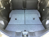 トランクルーム!リアシートは片方ずつ倒せます。乗車員数や積む荷物に応じてアレンジが可能ですので多彩に使えてとても便利です。