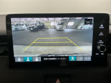 後方の距離感や障害物を、モニター越しに教えてくれる機能です。見えにくい場所を確認できる安心感が、落ち着いたハンドル操作を支えます。