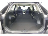セカンドシートを倒した状態です。セカンドシートは独立可倒、荷物に合わせてラゲッジスペースをアレンジできます。