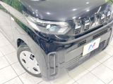 【LEDヘッドライト】悪天候や夜間走行時も良好な視界を確保し安心して運転できる高輝度LEDヘッドライトを装備!点灯速度が早く、消費電力も抑えられています。