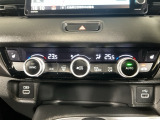 【左右独立オートエアコン】左右席で独立温度コントロールが可能です。運転席はキンキンに冷やして助手席はマイルドにと言った設定が可能です☆暑さ寒さでケンカすることもなくなりますね♪