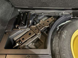 車載工具のジャッキ(車体を持ち上げる工具)とクリップレンチ(タイヤのナットを緩める、絞める工具)です。