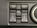 両側パワースライドドアウェルカムオープン機能 降車時にスイッチで予約しておけば、乗車時に電子カードキーを持ってクルマに近づくだけでパワースライドドアが自動でオープン♪