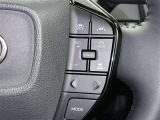 クルーズコントロール機能が付いています。 速度を設定するとアクセルを踏まなくても一定の速度で走ることができます。  高速道路ではとても便利な装置なんです。