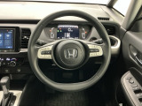 【ハンドル】運転にかかわる様々な操作を安全に行えるように視点移動が少なく操作性に配慮されたスイッチ類が凝縮されたコックピットです。